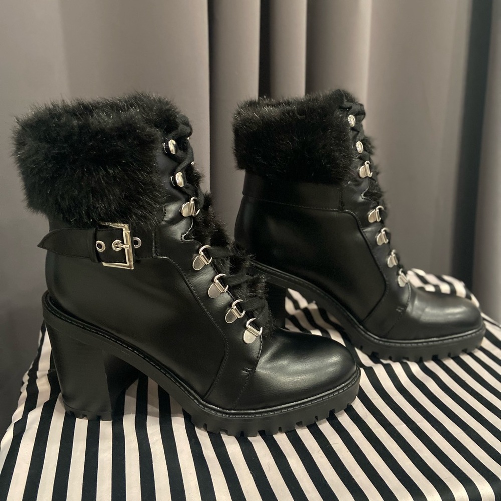 Black Leather ankle boots with faux fur.
Guess women Geisha2